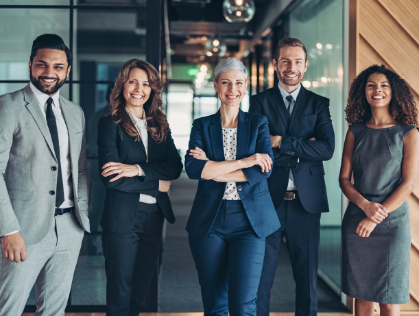 Un groupe de personnes en tenue de travail, souriantes